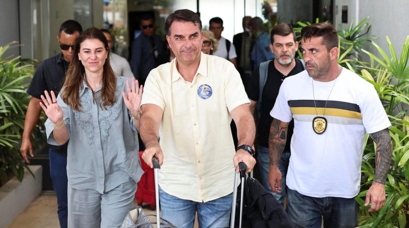 Brazil's presidential candidate Flavio Bolsonaro of the Liberal Party (PL) and his wife Fernanda Bolsonaro arrive in Brasilia during the presidential runoff election, Brazil October 25, 2026. REUTERS/Mateus Bonomi