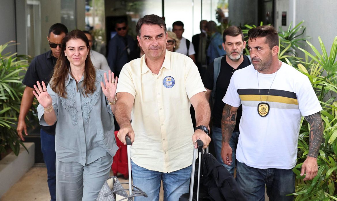 Ação Popular pede suspensão de salário do senador Flávio Bolsonaro
